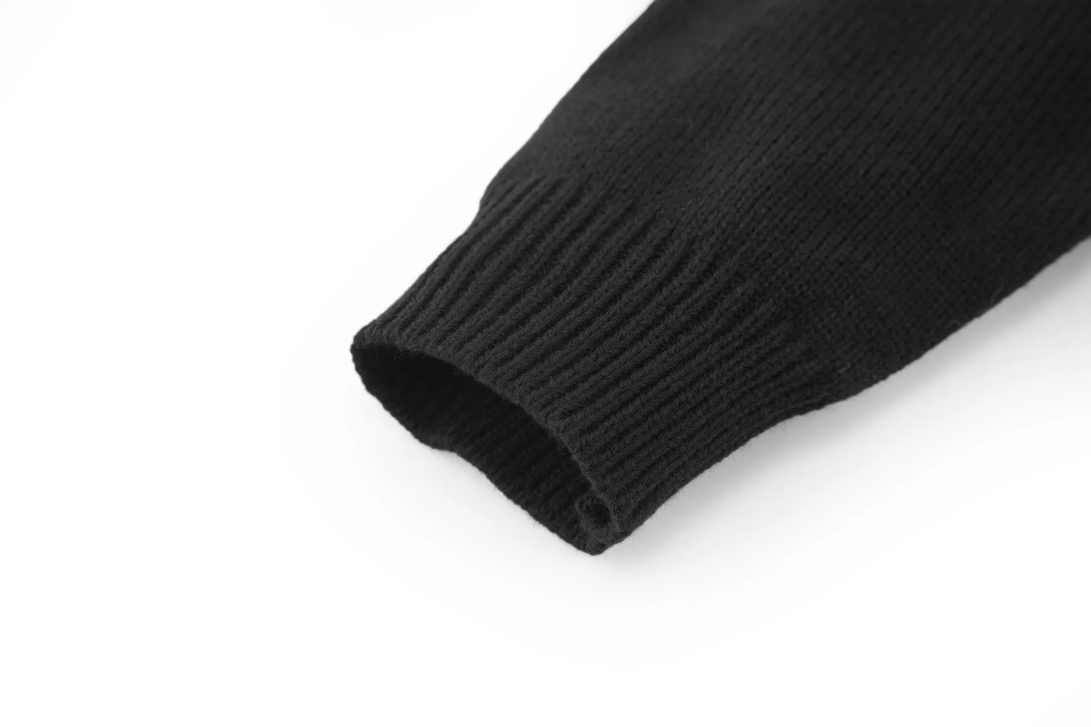 🅿️430 Stone Island Compass Round Neck Sweater (Black) The original version was purchased and developed for RMB 3,690. The fabric is made of 30% wool, 50% cotton, and 20% spandex. The arm embroidery logo is made of double-layer soft leather, with embroidery logo technology on the surface and embellishment with the brand logo. Comes with laser engraved metal buttons. Garment washing-fixing color-fixing pattern-removing wool impurities. This style is woven with a 7-needle imported machine, with knitted threads on the neck and hem, and embroidered logos on the arms to present the brand vision. Size:S-M-L-XL